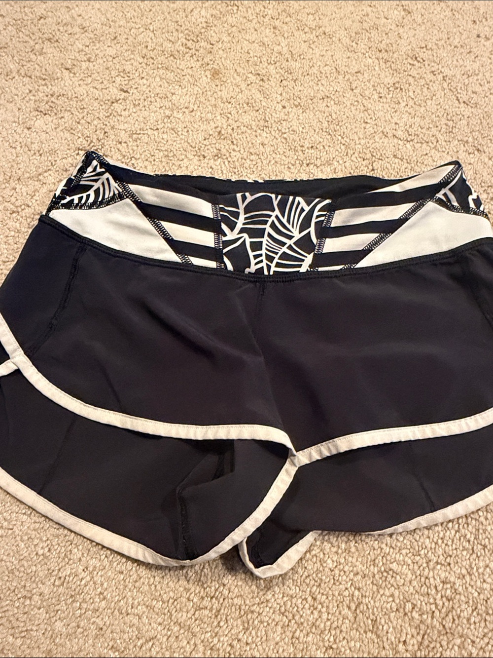 Lululemon Black and White Women's speed up Athletic Shorts sz 2